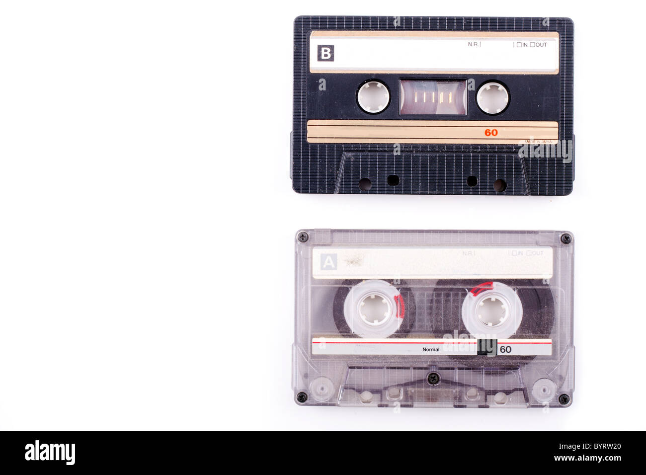 Dos cintas de cassette vintage en negro y transparente aislado en blanco y con espacio de copia Foto de stock