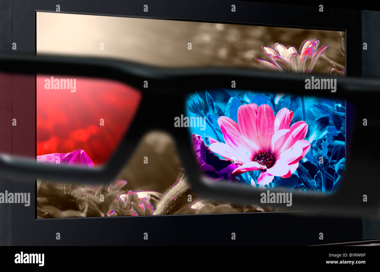 Gafas 3D frente a la TV con una flor. Televisión en 3D. Foto de stock