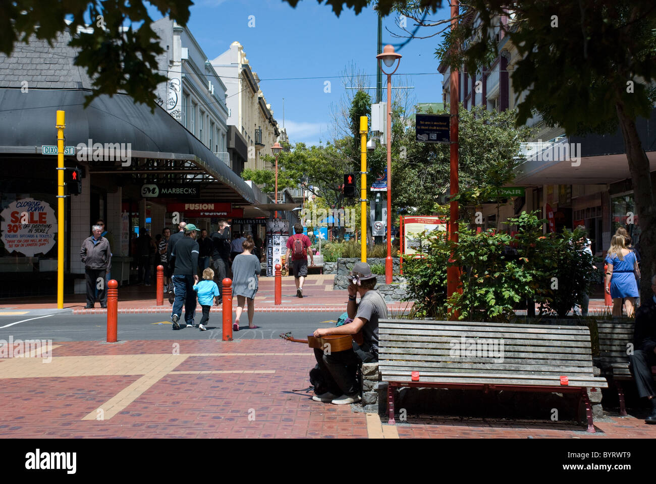 Una concurrida calle Cuba, la cultura del café centro de Wellington, Nueva Zelanda Foto de stock
