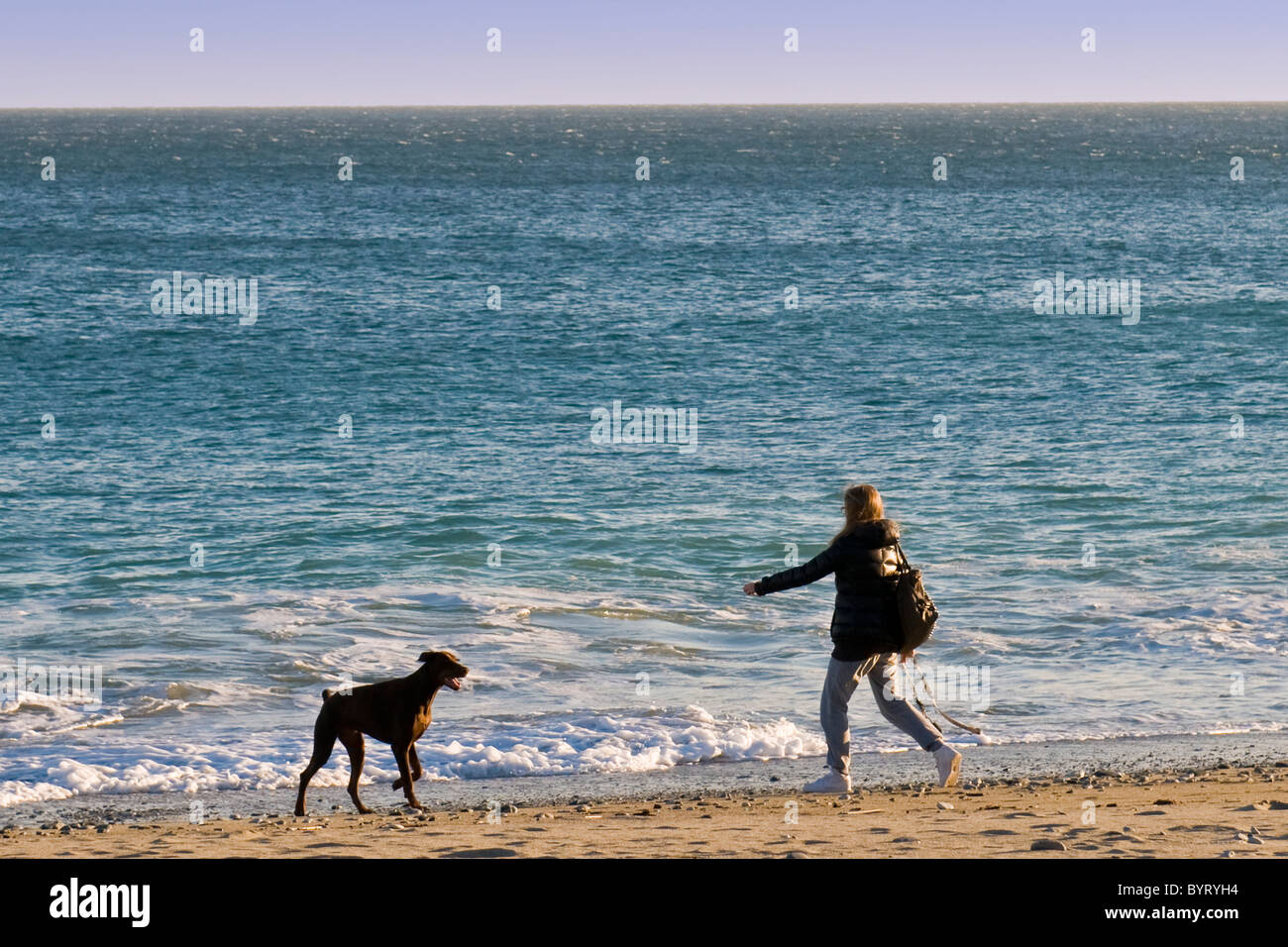 Mujer con perro, Celle Ligure, provincia de Savona, Italia Foto de stock
