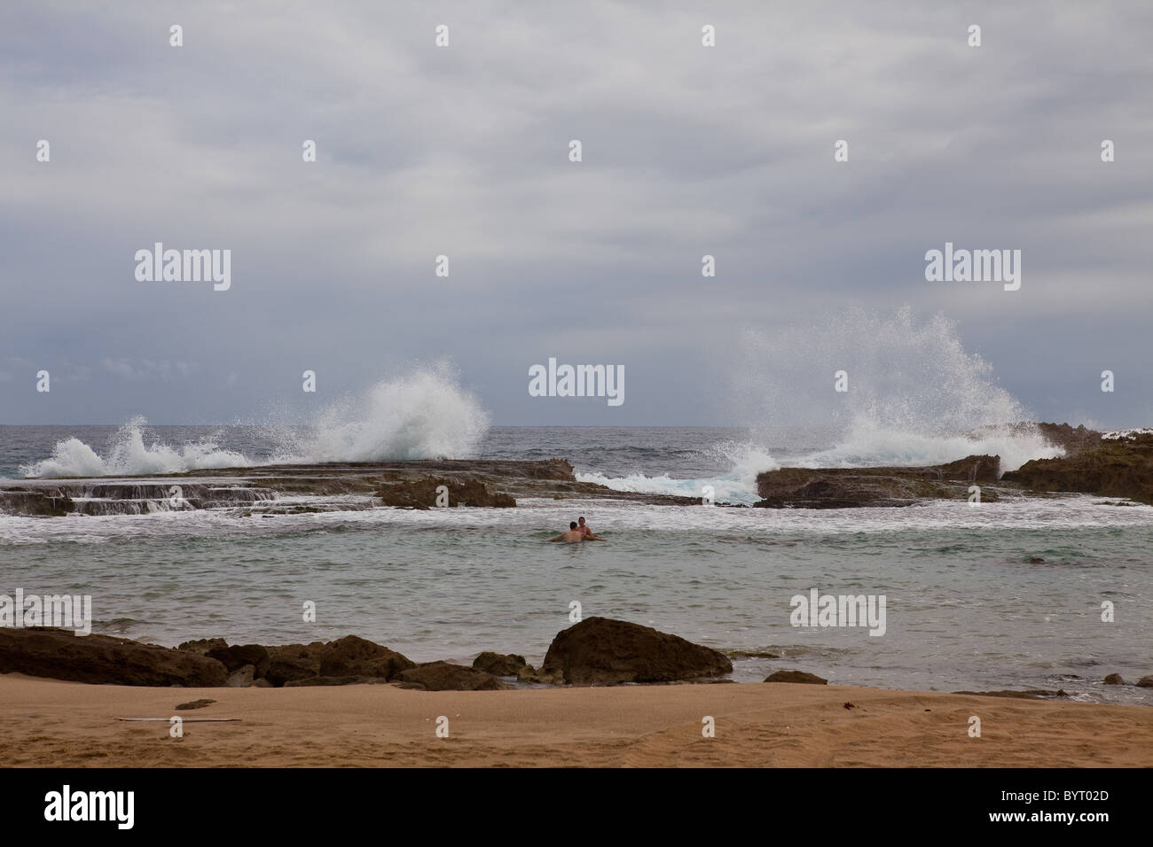 Rough surf en playa Playa Jobos en Isabela Puerto Rico Fotografía de