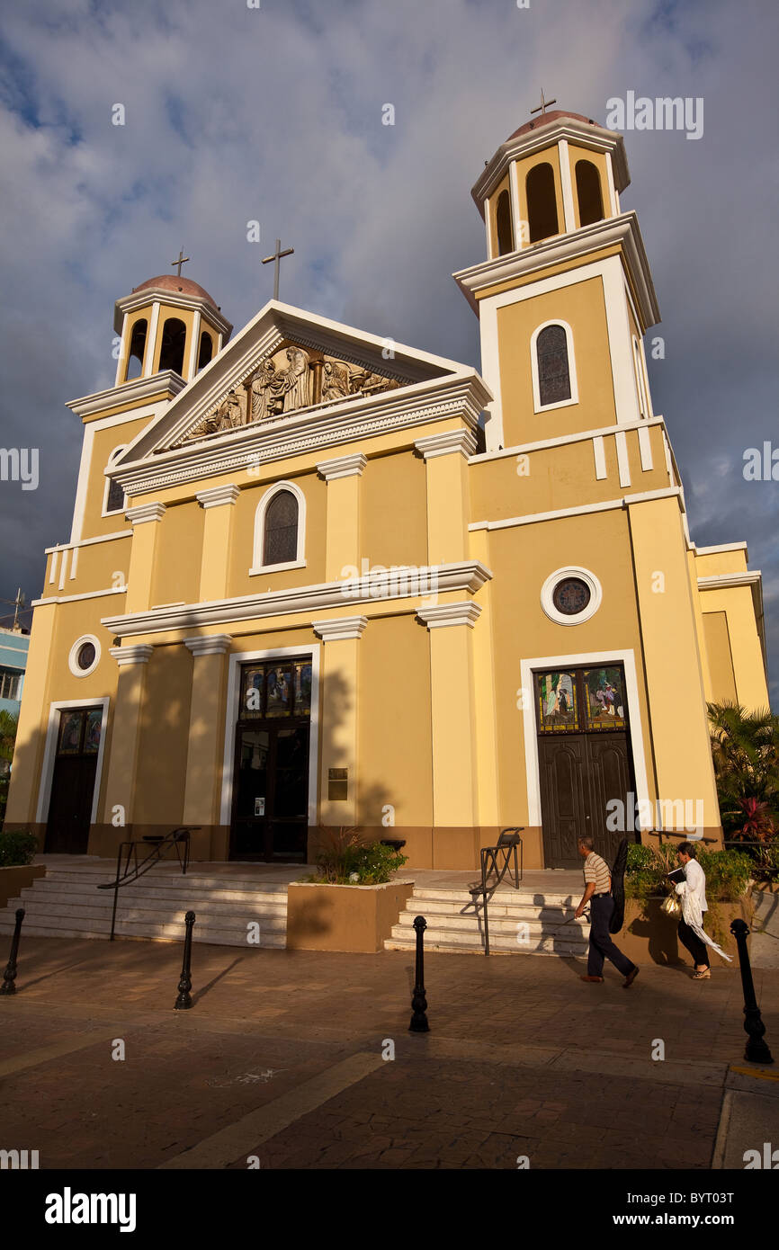 Catedral de Nuestra Señora de la Candelaria en la Plaza Colón, Mayagüez
