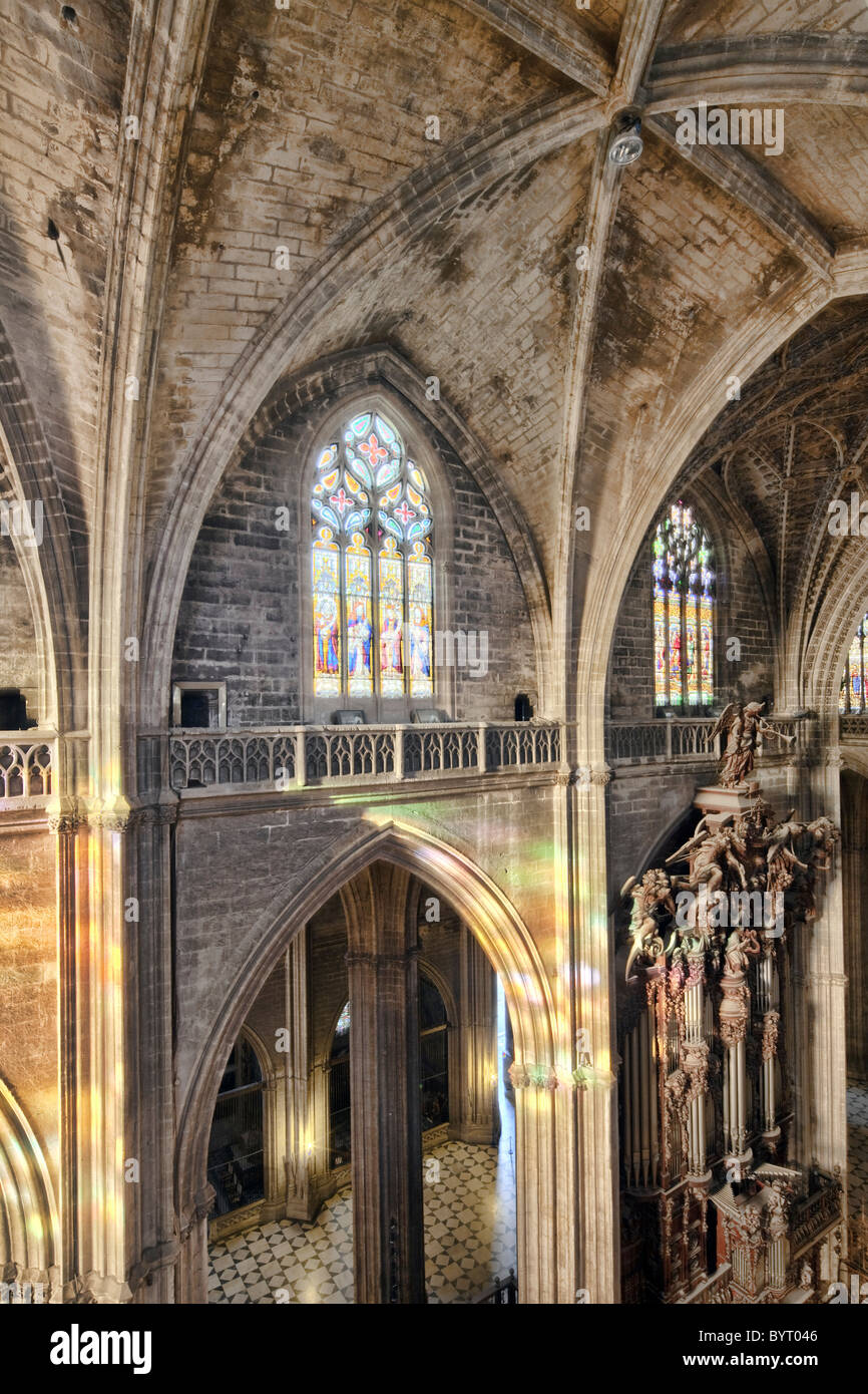 Mirador Vista de una de las naves de Santa María de la Sede, la Catedral de Sevilla, España. Foto de stock