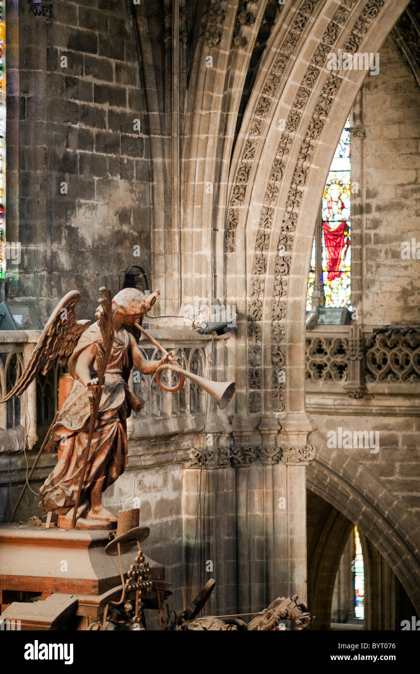 Ángel de madera en la parte superior del órgano, Santa María de la Sede, la Catedral de Sevilla, España. Foto de stock