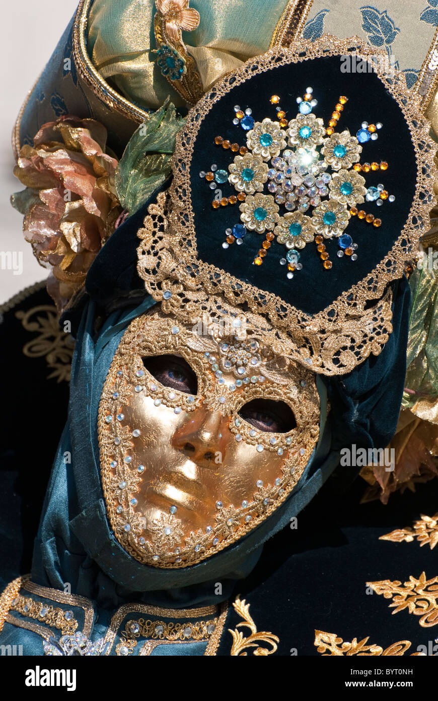 https://c8.alamy.com/compes/byt0nh/close-up-de-una-mascara-veneciana-durante-el-carnaval-en-disfraz-con-oro-negro-color-azul-claro-byt0nh.jpg