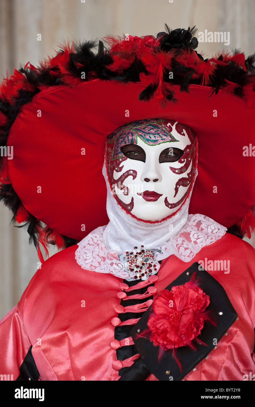 Solo máscara veneciana durante el carnaval en rojo disfraz con sombrero  Fotografía de stock - Alamy