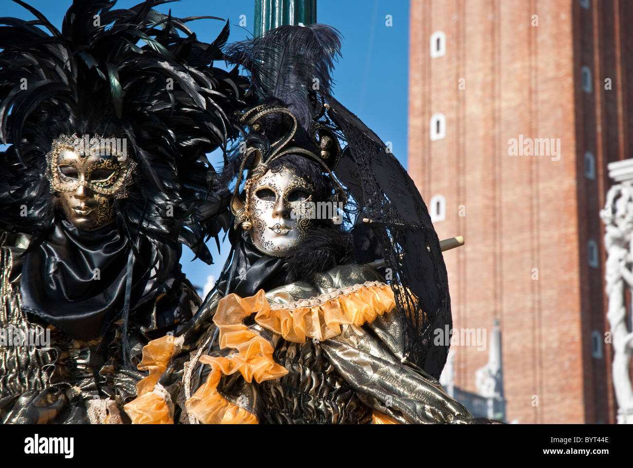 Par de máscara veneciana durante el carnaval en disfraz con color negro y  dorado Fotografía de stock - Alamy