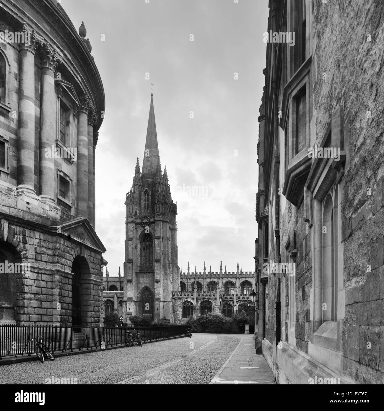 Radcliffe Square, a la izquierda de la cámara Radcliffe, Oxford, Oxfordshire, Inglaterra, Reino Unido Foto de stock