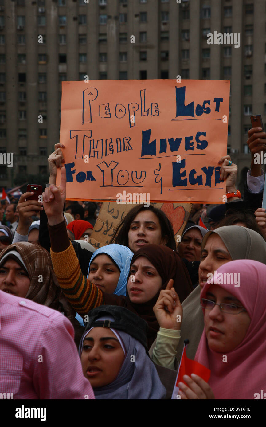 Las mujeres hablan mientras manan las barricadas de la plaza Tahrir de el Cairo Durante la Revolución Egipcia de 2011 Foto de stock