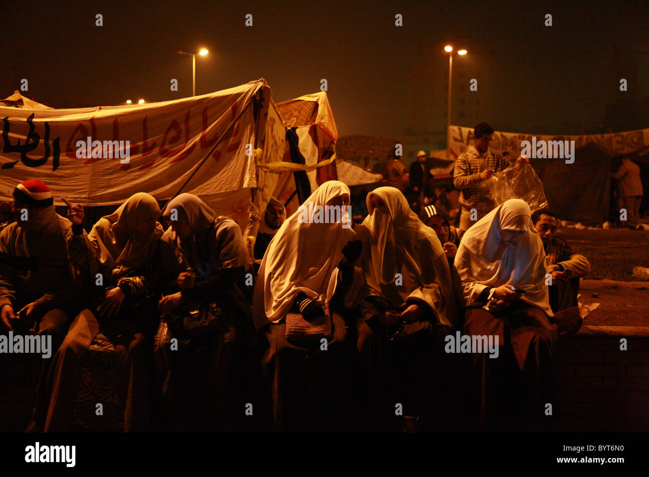 Las mujeres hablan mientras manan las barricadas de la plaza Tahrir de el Cairo Durante la Revolución Egipcia de 2011 Foto de stock