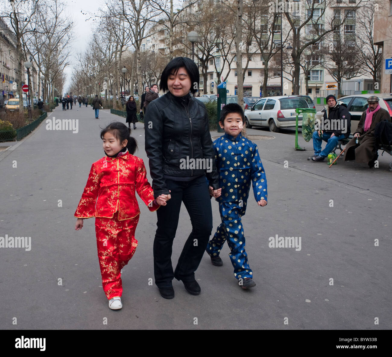 París, Francia, escenas callejeras, los aros de Chinatown, Madre China  caminando con dos niños en pijamas de seda, Año Nuevo Chino, la familia  migrante, los inmigrantes de Europa Fotografía de stock -