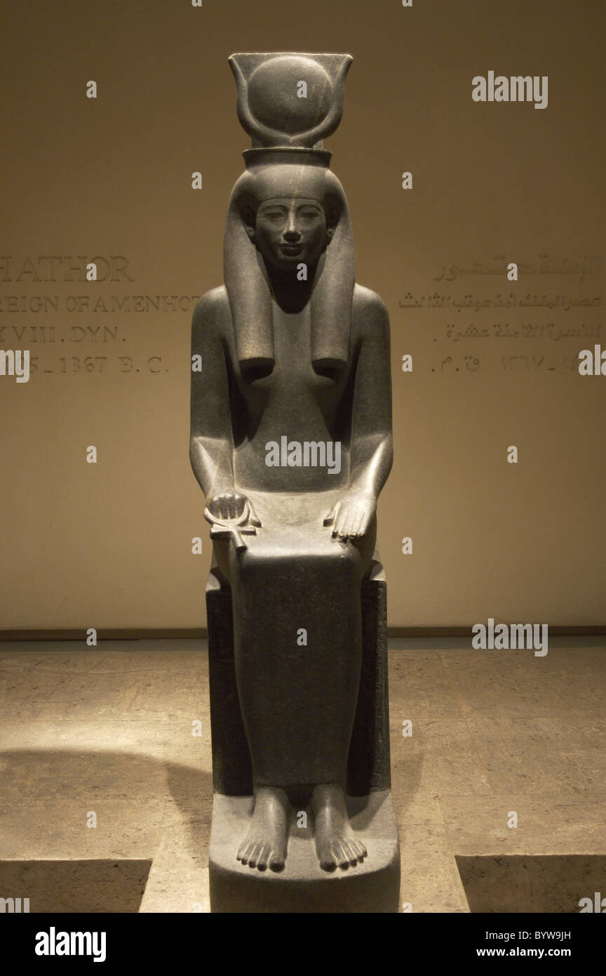 El arte egipcio Estatua de la diosa Hathor, representada con cuernos de  vaca y disco solar Fotografía de stock - Alamy