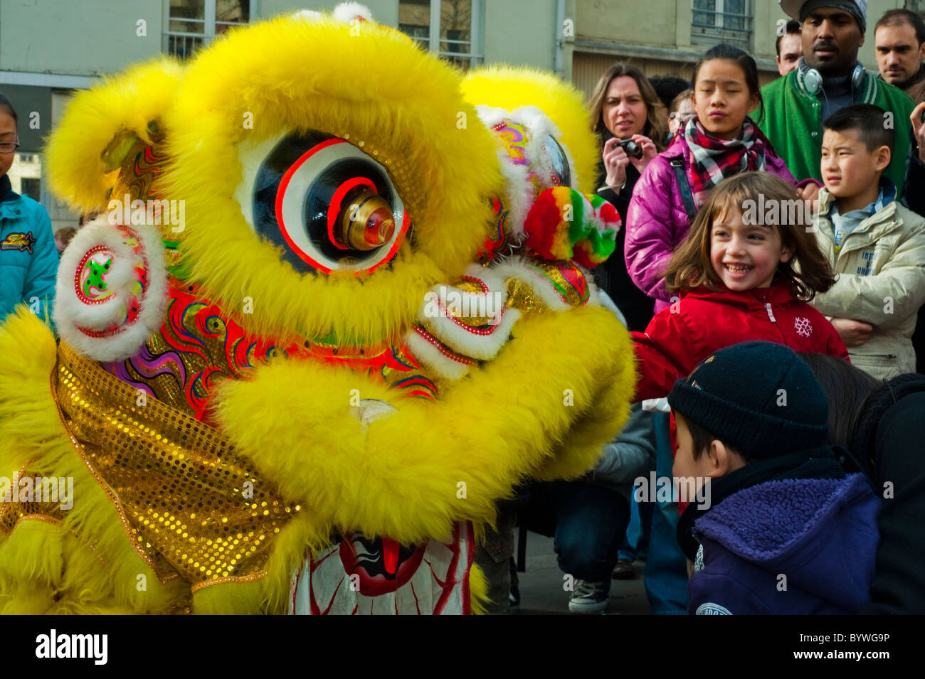 París, Francia, el distrito de Belleville, Chinatown, la gente celebra el  año nuevo chino, los niños con Dragon Fotografía de stock - Alamy