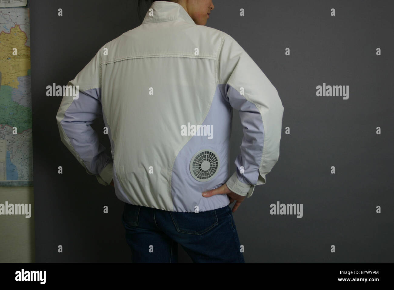 Aire acondicionado bajo tu camiseta cuando se trata de gadgets USB, este  tiene que ser el último. El USB camiseta tiene dos ventiladores en la  Fotografía de stock - Alamy