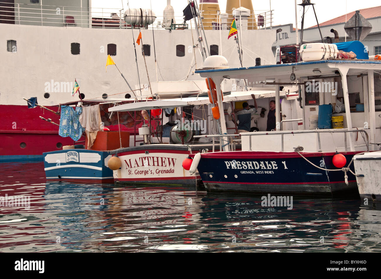 Granada St Georges Carenage Harbour trabajar barcos fondeados acoplado al lado, navegación comercial Foto de stock