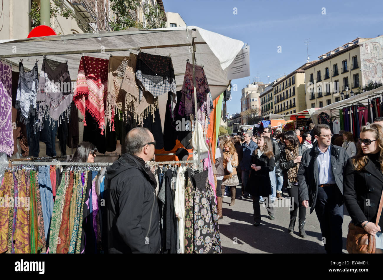 Puestos en el Rastro de Madrid Fotografía de stock - Alamy