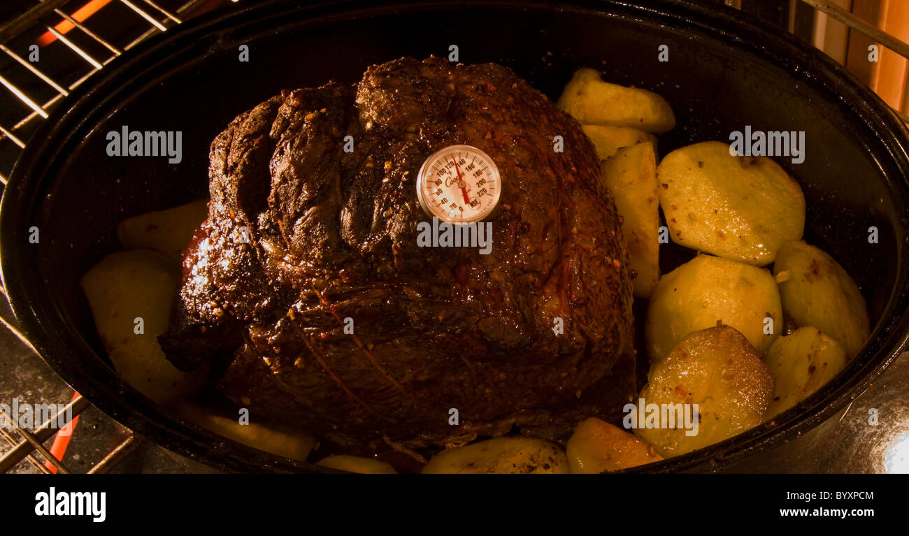 Carne asada al horno con termómetro Fotografía de stock - Alamy