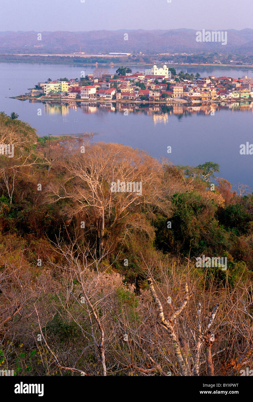 Ciudad turística de Flores en la distancia como se ve desde la cima de