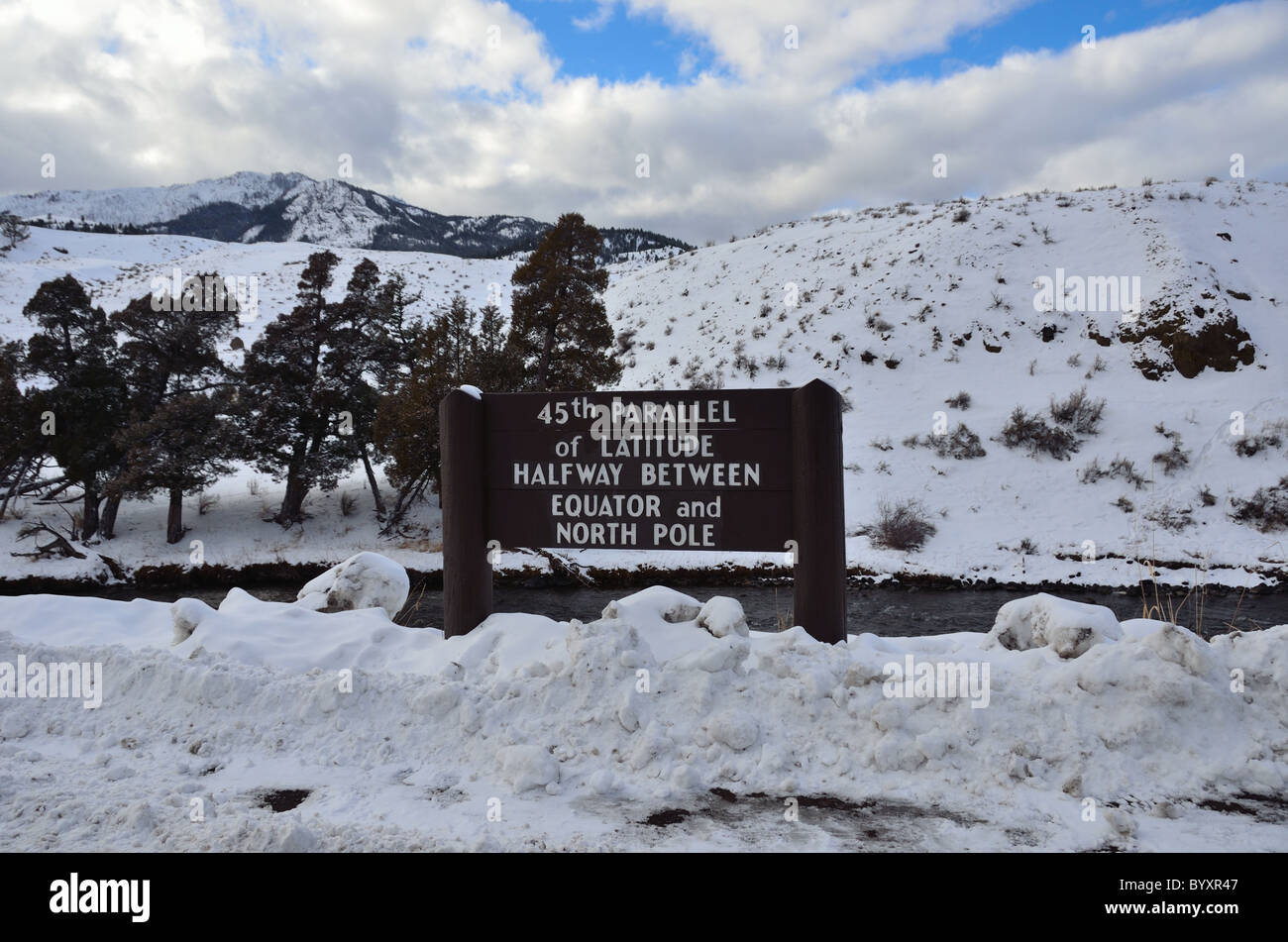 Un signo marcó el 45º paralelo. El Parque Nacional de Yellowstone, en Montana, EE.UU. Foto de stock