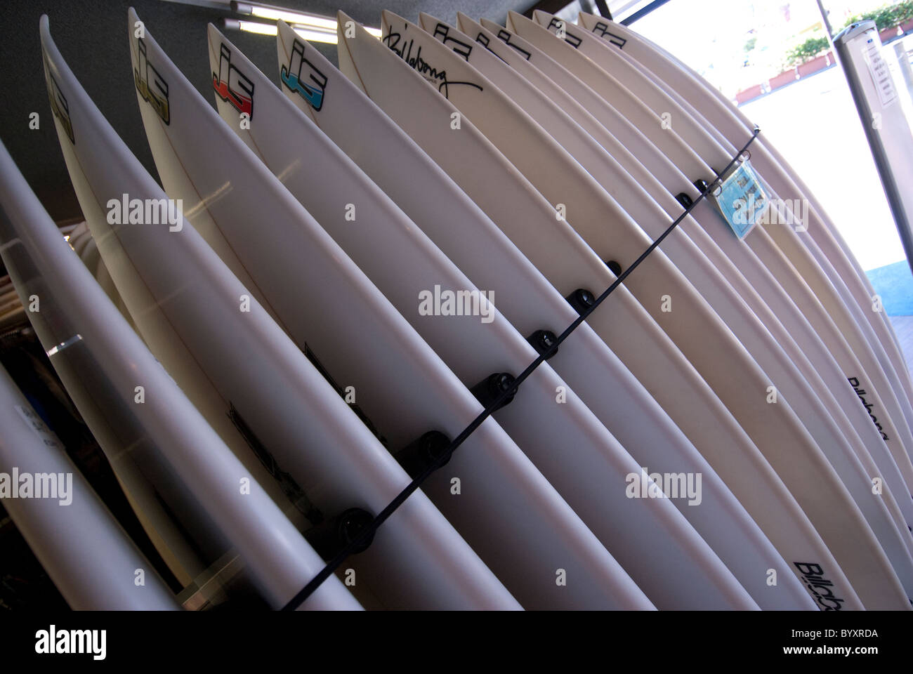 Tablas de surf para la venta fotografías e imágenes de alta resolución