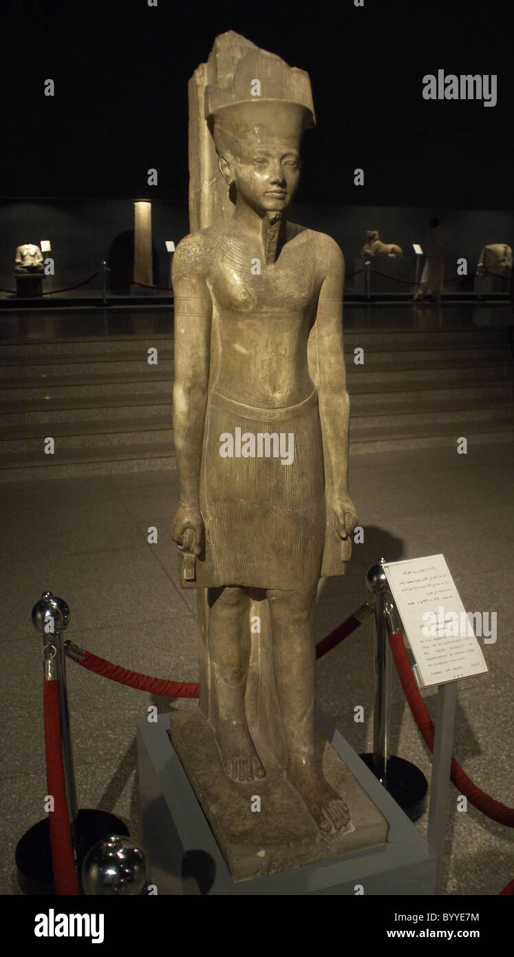 El arte egipcio la estatua del dios Amón con las facciones del faraón Tutankhamon. Foto de stock