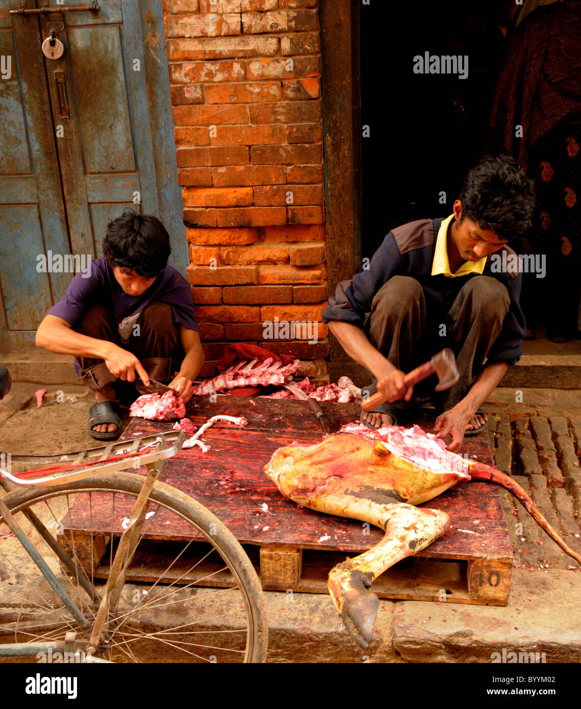 Calle carniceros cortando el búfalo de agua, la vida de las personas ( los nepalíes ) , la vida en Katmandú, la vida en las calles de Katmandú, Nepal Foto de stock