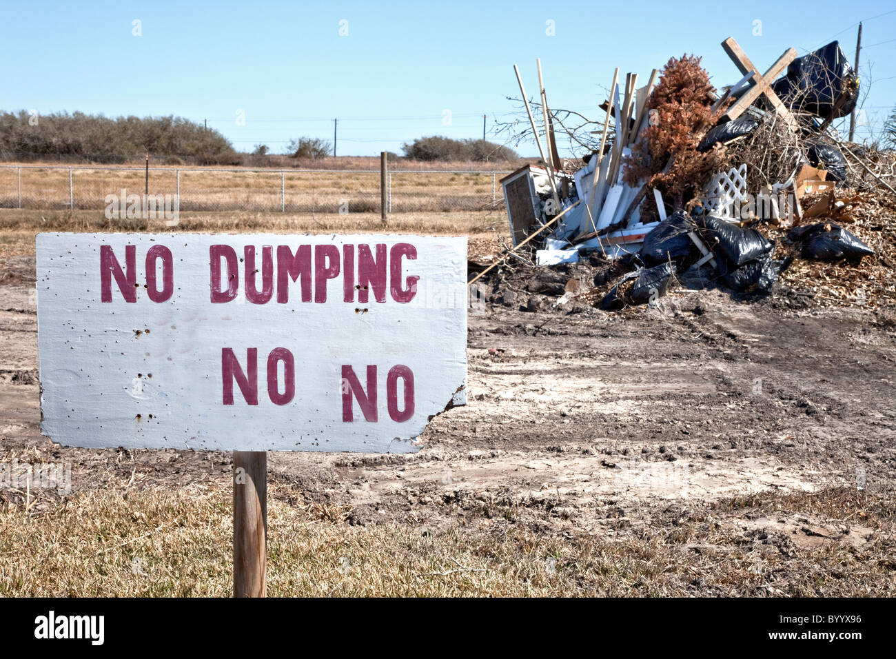 Cartel "ningún dumping', basura apilada Foto de stock