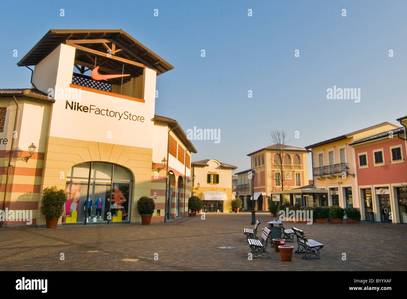 La fábrica de Nike, tienda Serravalle provincia de Alessandria, Italia Fotografía de stock -