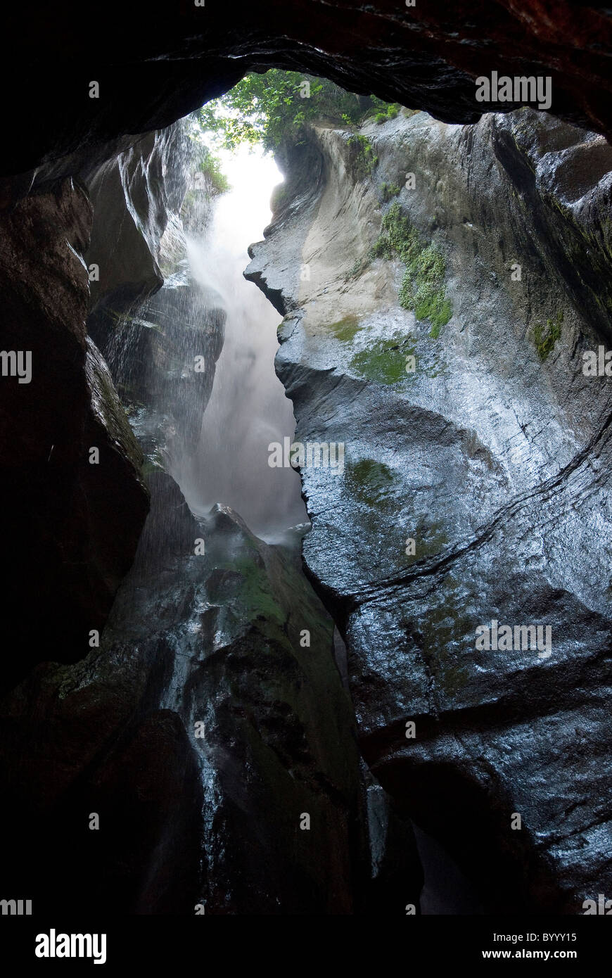 La cascada cascada Varone supr se sumerge en el Desfiladero de Varone, cerca del Lago de Garda, en el norte de Italia. Foto de stock