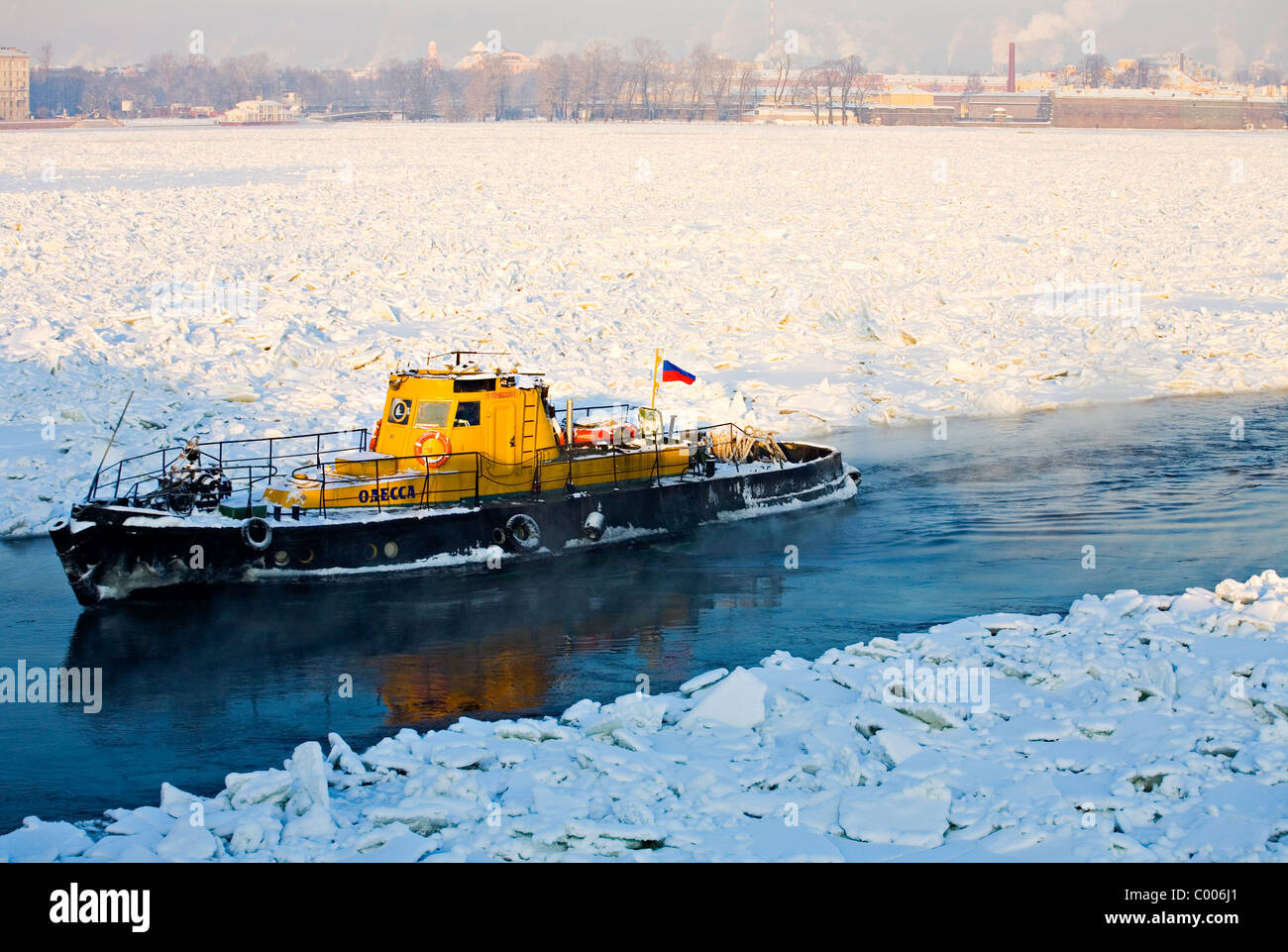 Romper el hielo en el río Neva congelado con la Fortaleza de San Pedro y san Pablo, en el fondo, San Petersburgo, Rusia Foto de stock