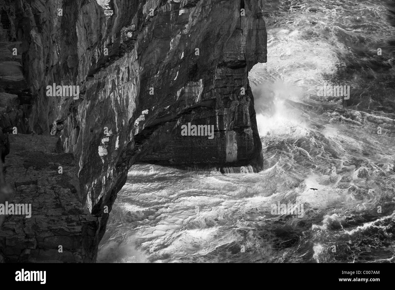 Océano Atlántico se estrelle contra los acantilados, Dun Aonghus, Inis Mor, las Islas Aran, Galway, Irlanda Co. Foto de stock