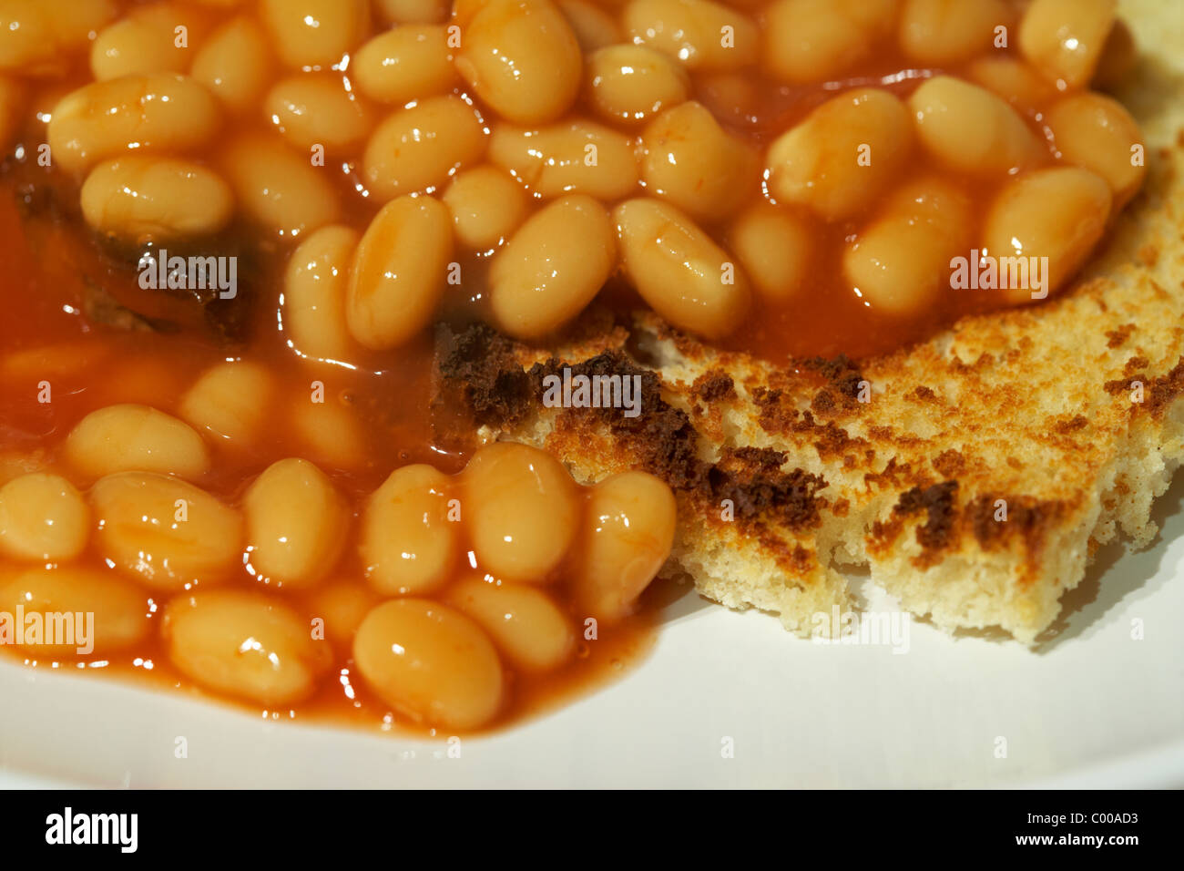 Baked Beans sobre pan tostado una comida británica tradicional Foto de stock