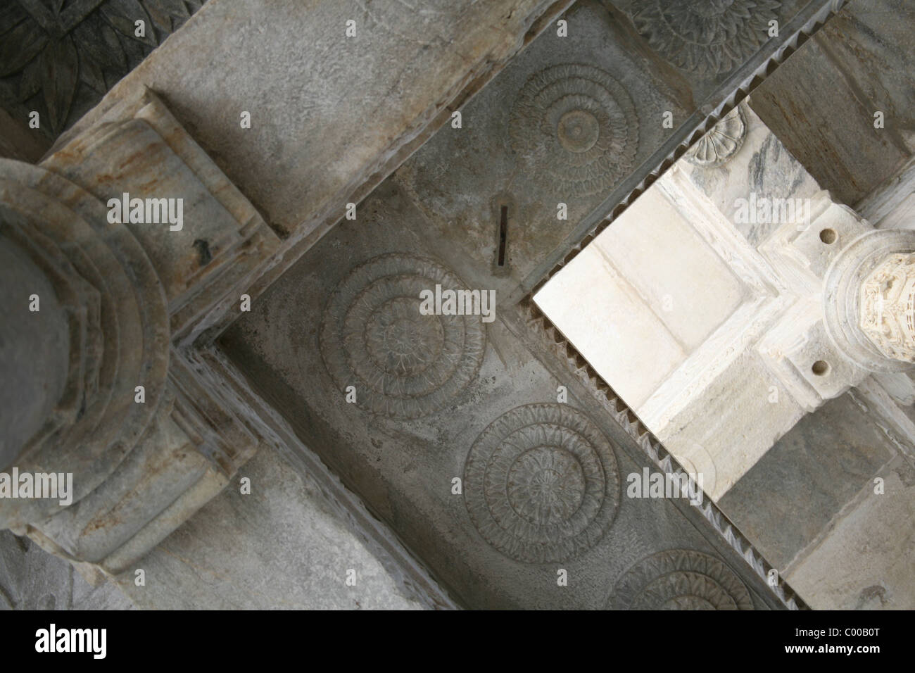 Los techos abovedados de mármol tallado en Adishwar Chaumukha Mandir templo Jain en Ranakpur, Rajasthan Foto de stock