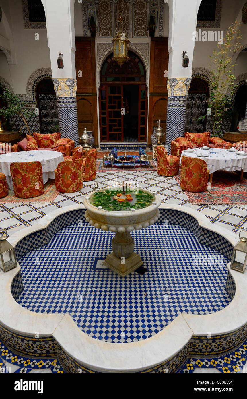 Fuente y zona de comedor de estilo morisco en el Riad El Yacout en Fes el Bali Marruecos Foto de stock