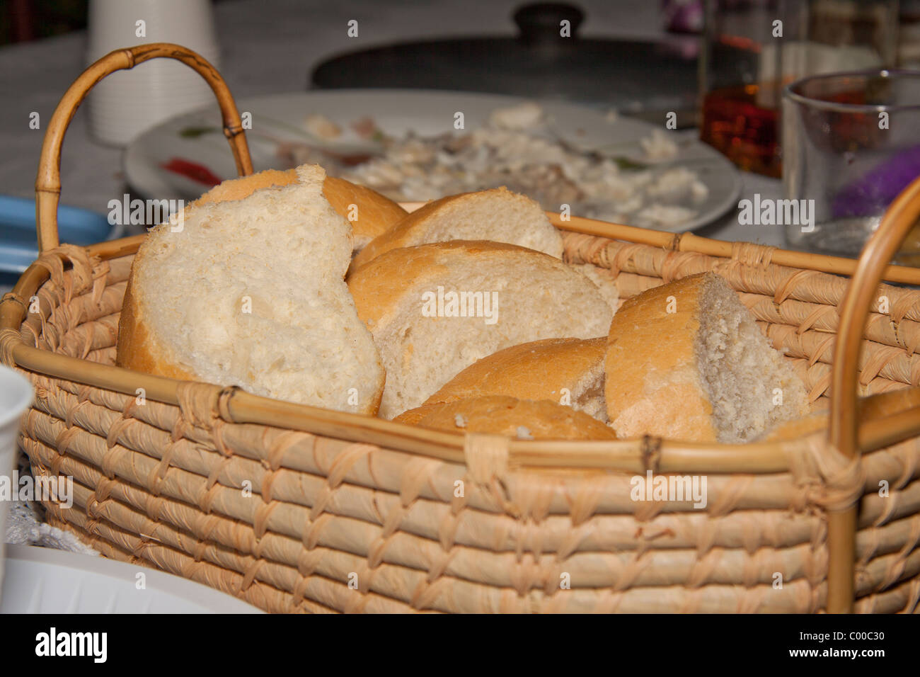Deslice el pan blanco en la cesta Foto de stock