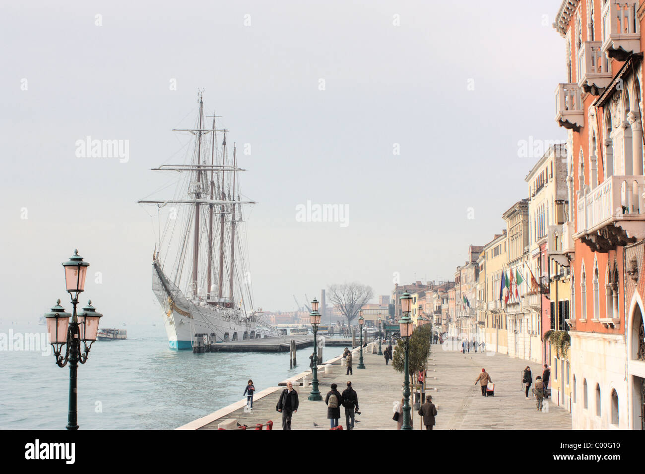Formación de buques de vela de la Armada Española "Juan Sebastián de Elcano" OMI 8642567 en Zattere Waterfront, Venecia Foto de stock
