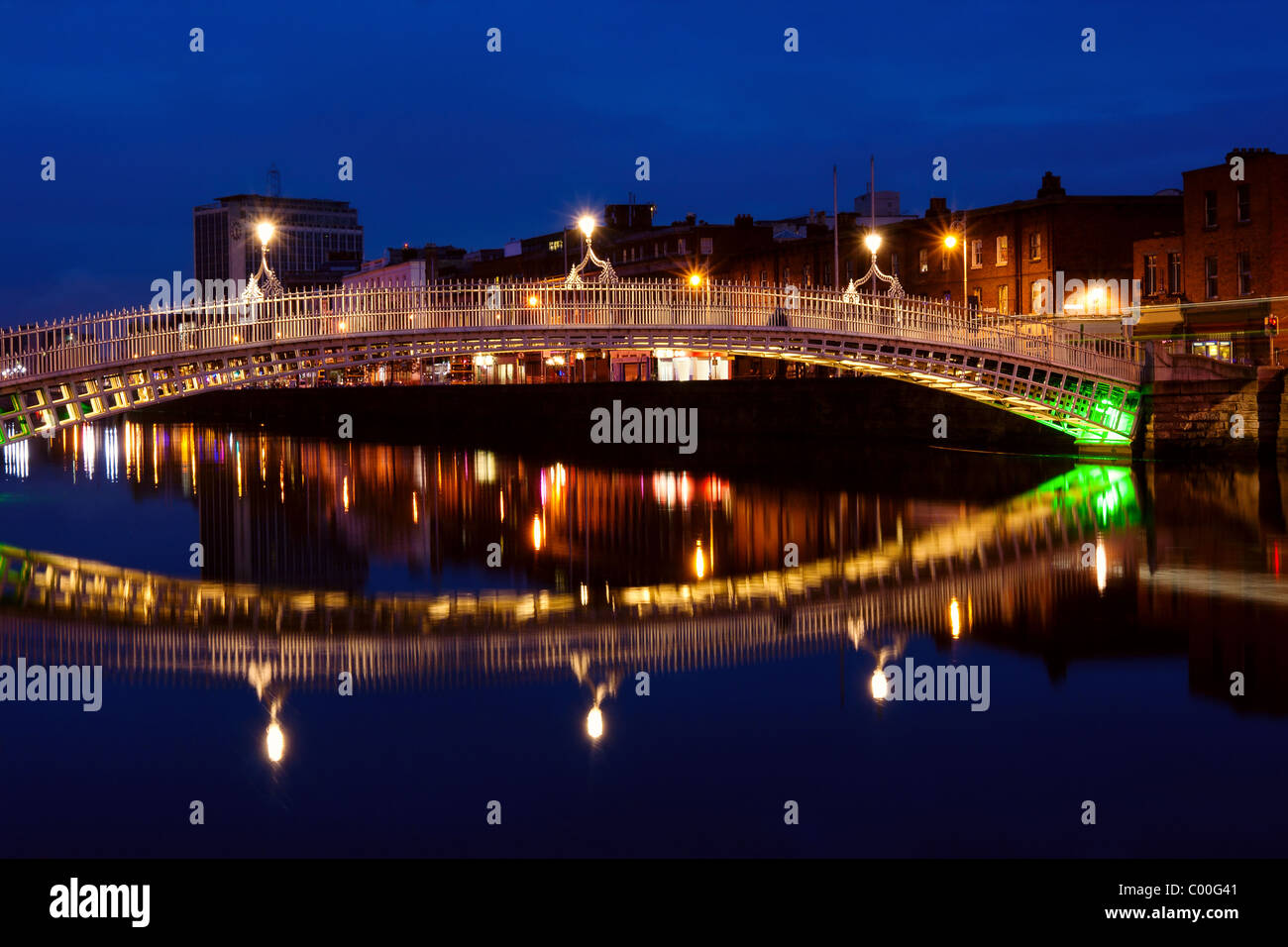 Ha'Penny Bridge en Dublín por la noche. Irlanda Foto de stock