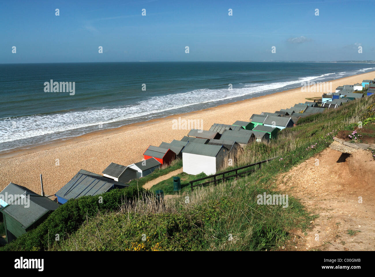 Cabañas de playa a lo largo de la costa cerca de Lymington, Hampshire, Inglaterra, Reino Unido Foto de stock