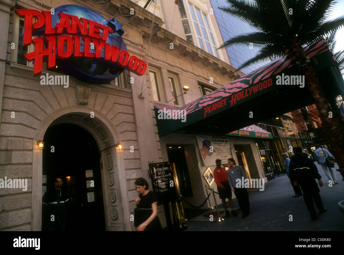 La rama de Nueva York del Planet Hollywood cadena de restaurantes temáticos en West 57th St. en Mayo 14, 1998 Foto de stock