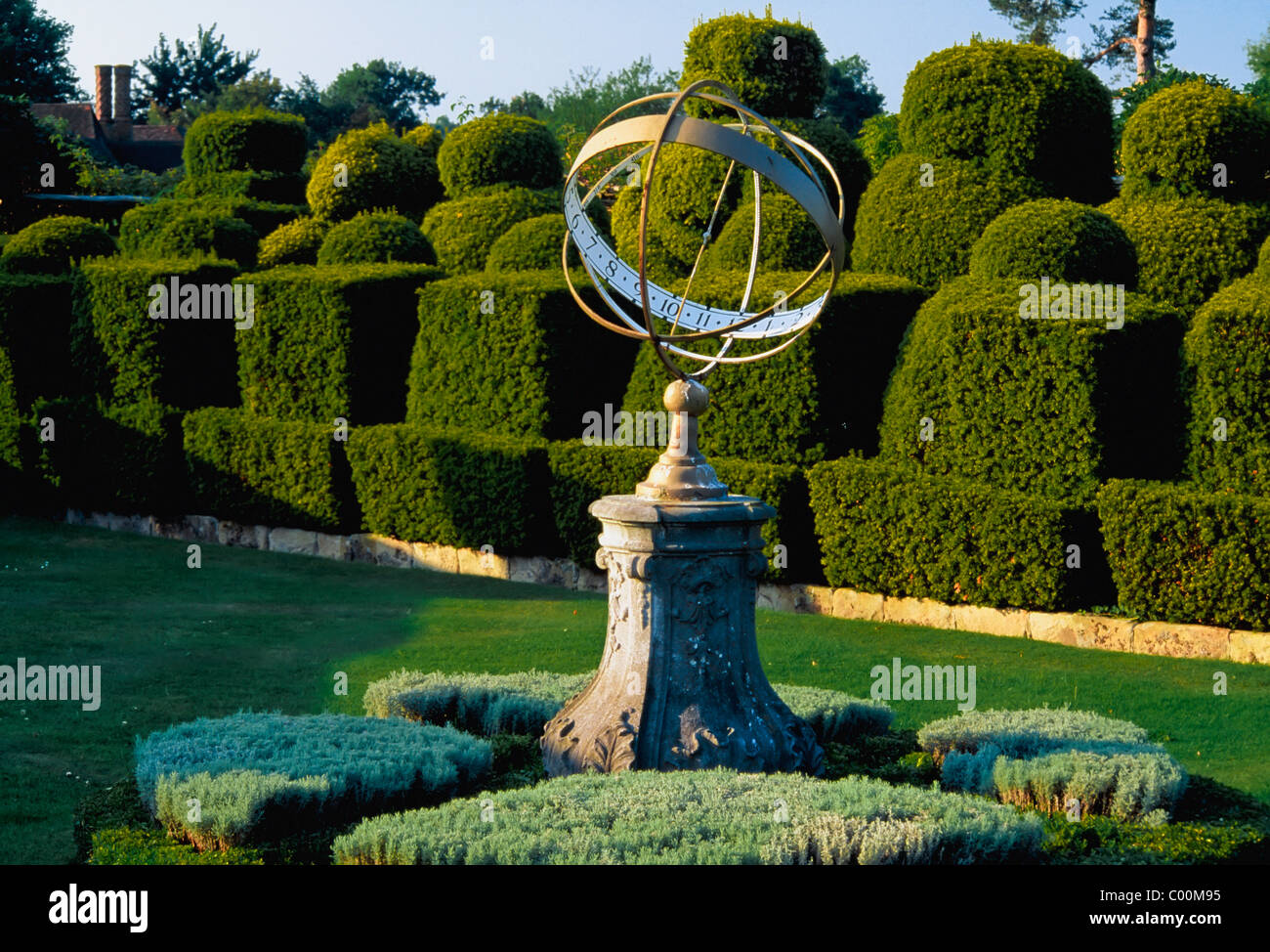 Reloj de sol sobre pedestal en el jardín del castillo de Hever Foto de stock