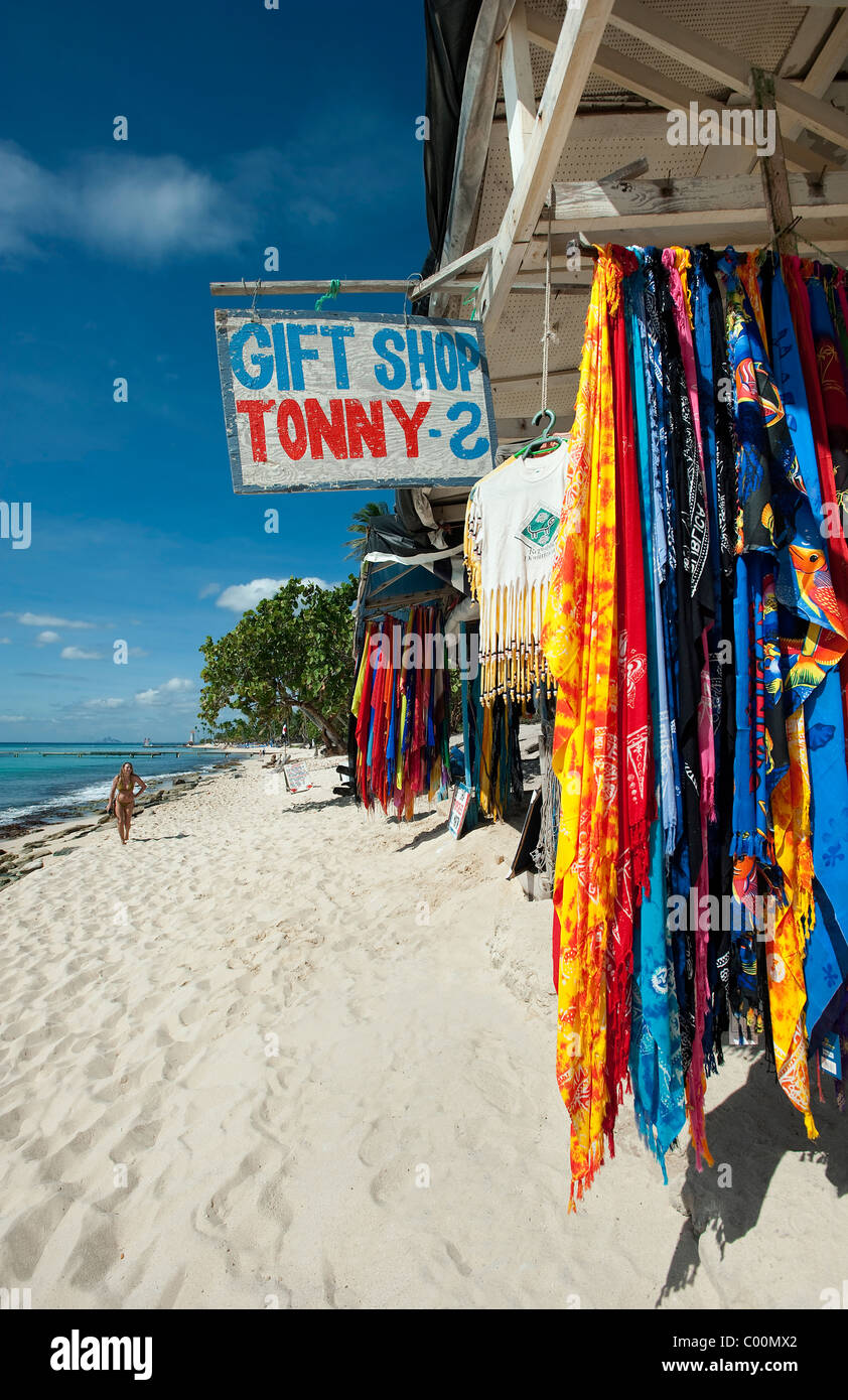 Tienda de souvenirs en la playa de Bayahibe, República Dominicana Foto de stock