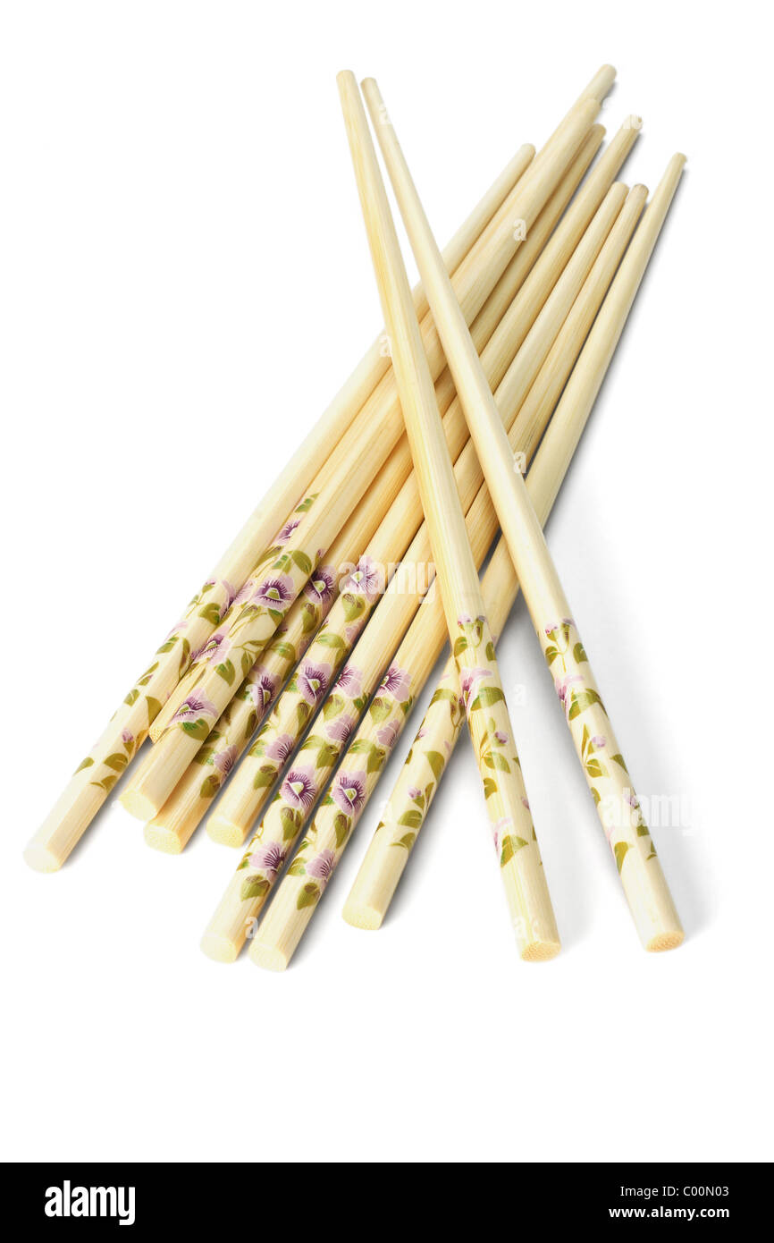 Paquete de palillos de bambú chino sobre fondo blanco. Foto de stock