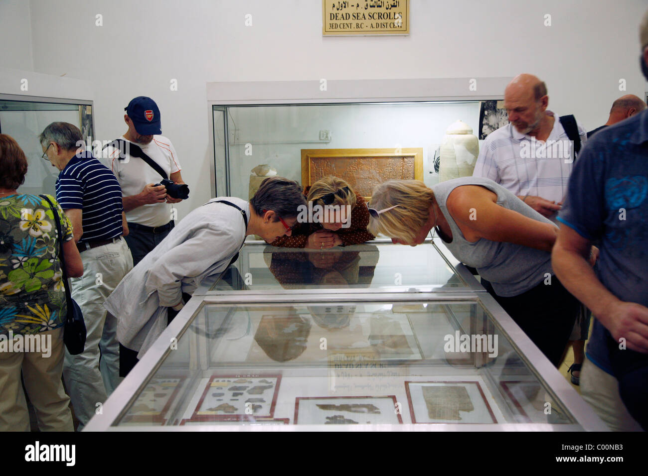 Turistas mirando los Pergaminos del Mar Muerto en el Museo Arqueológico Nacional de la Ciudadela, en Ammán, Jordania. Foto de stock