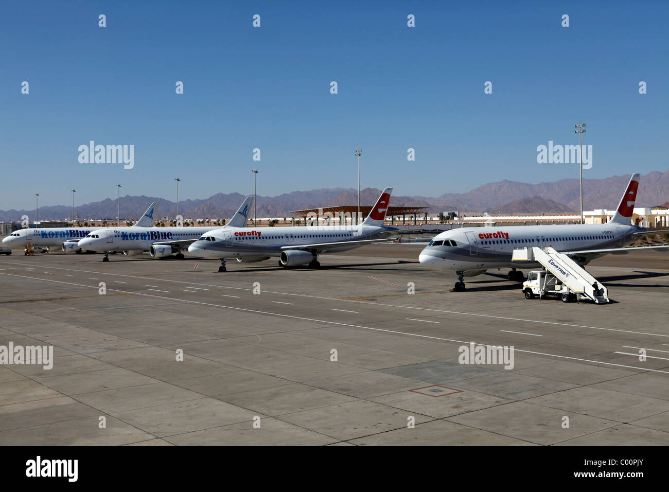 Soporte de aviones en la pista de aterrizaje en Sharm el-Sheikh, el Aeropuerto Internacional de Egipto. Foto de stock