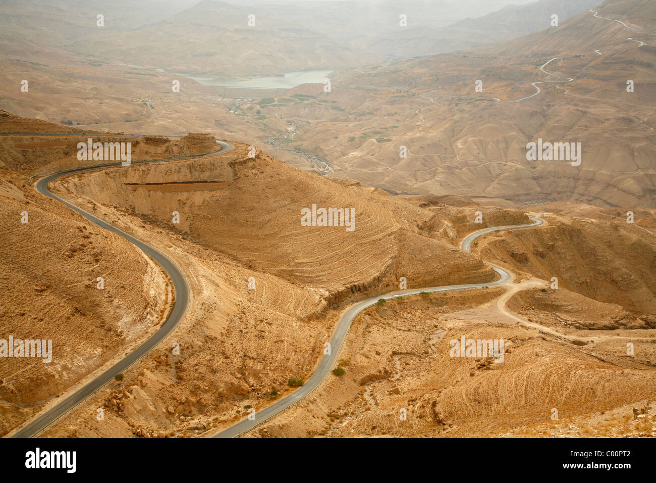 Parte de los reyes a la autopista que corre a través de Wadi Mujib escarpment, Jordania. Foto de stock