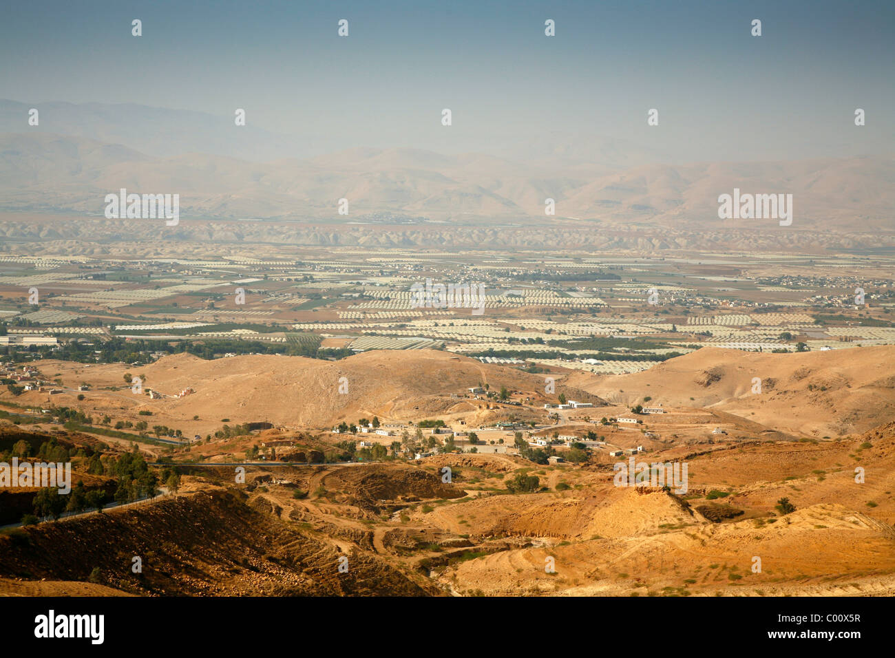 Vistas sobre el valle del Jordán, Jordania. Foto de stock