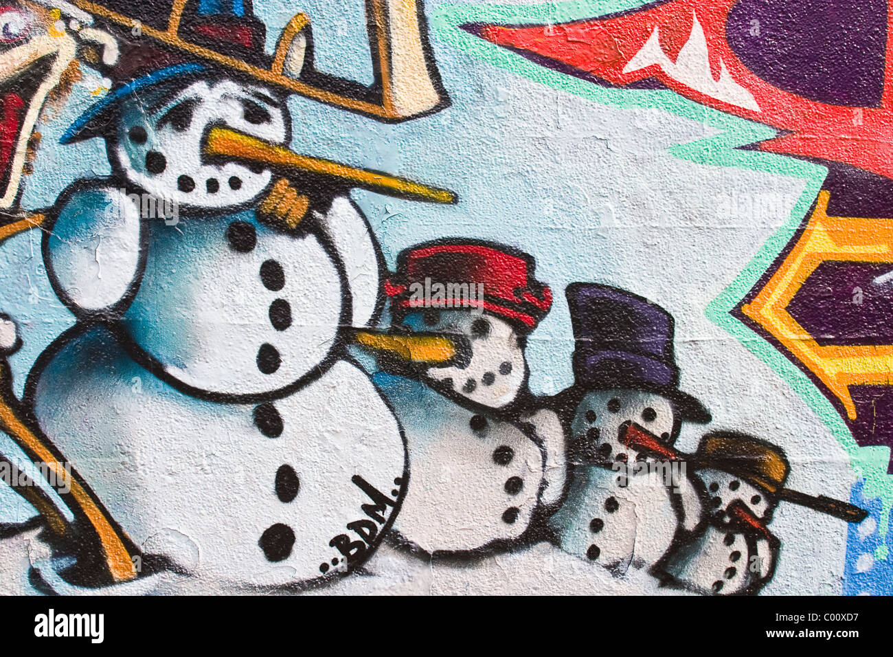 Graffiti en una pared de cuatro muñecos de nieve Fotografía de stock - Alamy