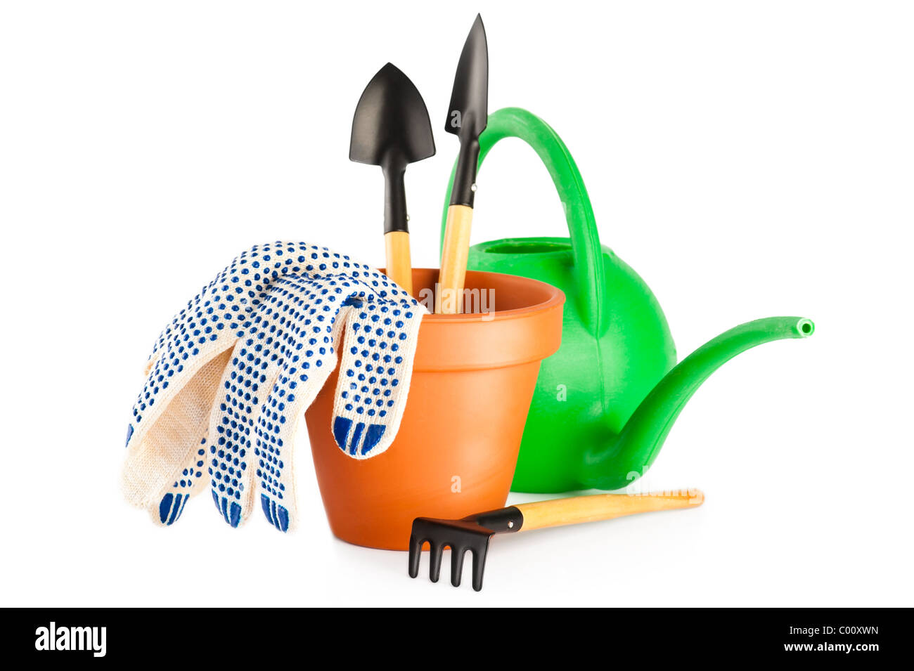 Maceta de terracota y herramientas de jardinería sobre fondo blanco. Foto de stock