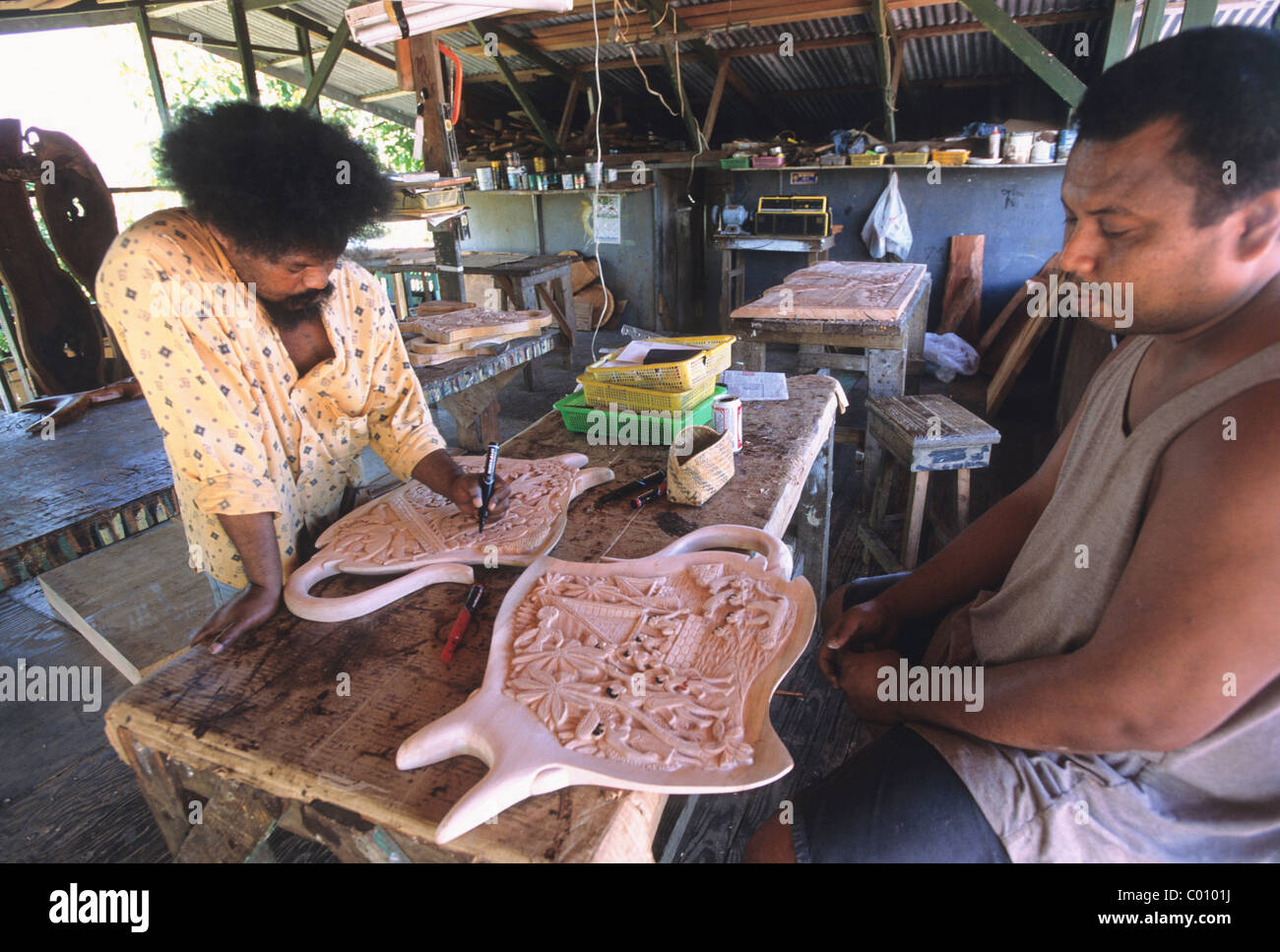 Elk166-8110 Micronesia República de Palau Koror Palau artesanías storyboard carver Foto de stock