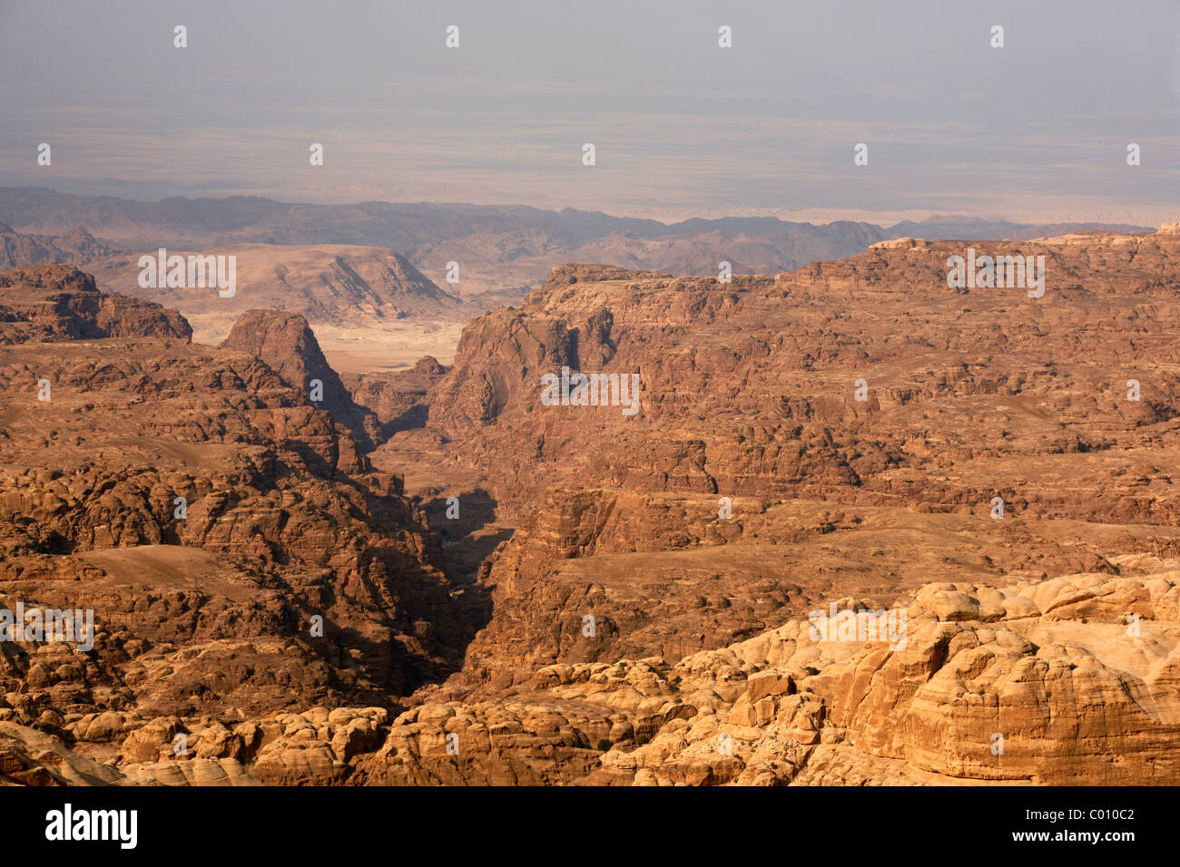 Vista desde arriba de Petra a Wadi Araba, Petra, Jordania. Foto de stock